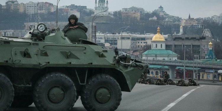 Invasão russa completa hoje um mês e expõe uma Ucrânia devastada