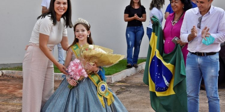 Eleita Miss Brasil Infantil, costarriquense é recebida com carreata e homenagens