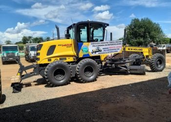 Secretaria Municipal de Infraestrutura recebe uma nova Motoniveladora com apoio da Ministra Tereza Crisitina