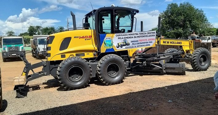Secretaria Municipal de Infraestrutura recebe uma nova Motoniveladora com apoio da Ministra Tereza Crisitina