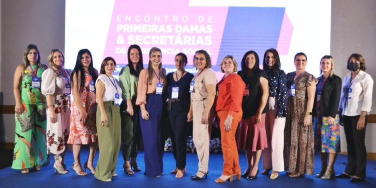 O primeiro encontro de primeiras-damas e Secretárias de Assistência Social dos municípios que integram o programa Cidade Empreendedora de MS.