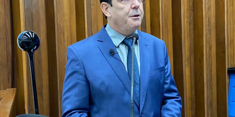 Felipe apresenta projeto que prevê desconto nas faturas de serviços públicos essenciais no Estado