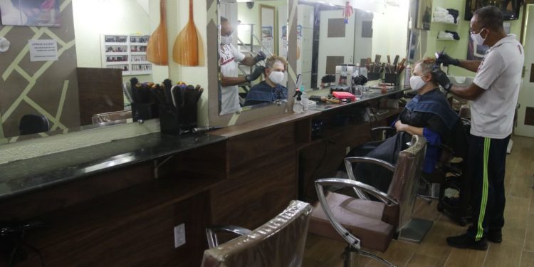 Setor de serviços recua 0,1% em janeiro, diz IBGE