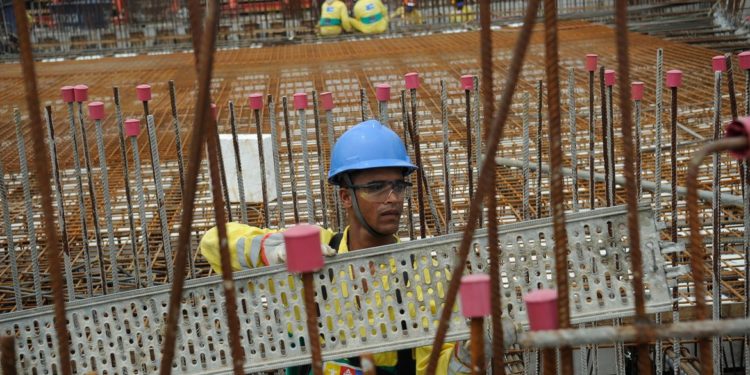 Confiança da construção cai 0,8 ponto em março