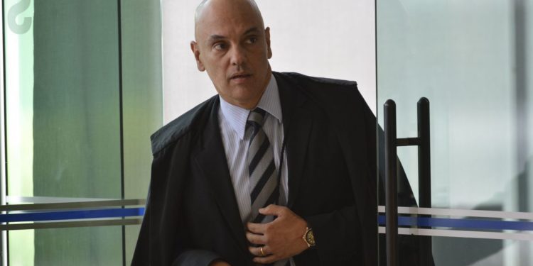 Ministro do STF manda deputado à PF para colocar tornozeleira