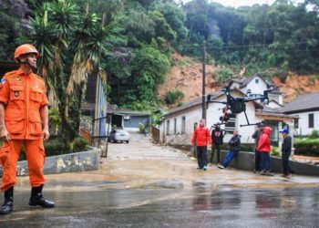 Bombeiros retomam buscas a desaparecidos em Petrópolis