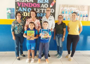 Os alunos do 1º e 2º anos do ensino fundamental, matriculados na Rede Municipal de Ensino, receberam mais um material pedagógico