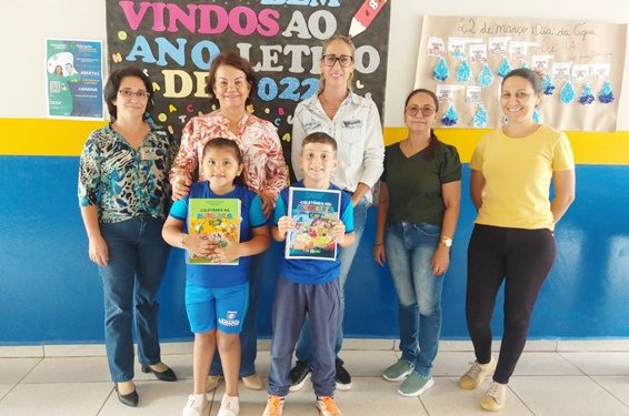 Os alunos do 1º e 2º anos do ensino fundamental, matriculados na Rede Municipal de Ensino, receberam mais um material pedagógico
