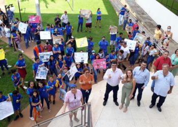 Alunos do 6° ao 9° ano do ensino fundamental da escola Ernesto Sólon Borges realizaram uma caminhada nesta quinta-feira (07)