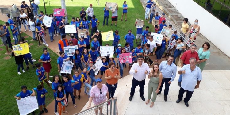 Alunos do 6° ao 9° ano do ensino fundamental da escola Ernesto Sólon Borges realizaram uma caminhada nesta quinta-feira (07)