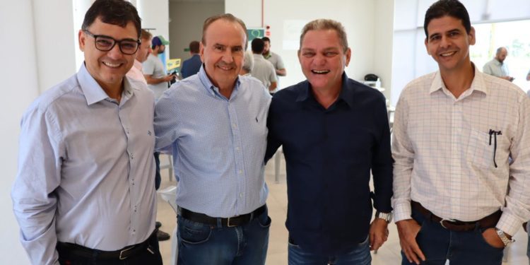 O Prefeito Manoel Nery e o Secretário de Agronegócio Giovani Rocha estiveram na cooperativa Lar em Bandeirantes