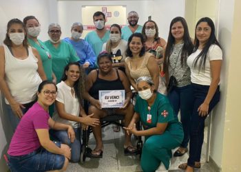 70 dias após a internação em razão de complicações da Covid-19, a Marizete Pereira Brito recebeu alta hospital.