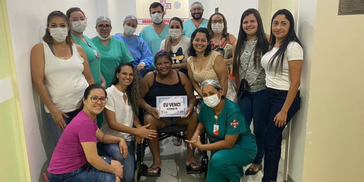 70 dias após a internação em razão de complicações da Covid-19, a Marizete Pereira Brito recebeu alta hospital.