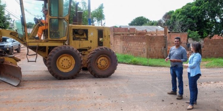 AO VISTORIAR LIMPEZA, PREFEITA CONFIRMA PARA MAIO INÍCIO DAS ÚLTIMAS ETAPAS DO ASFALTO NO NOVA LIMA