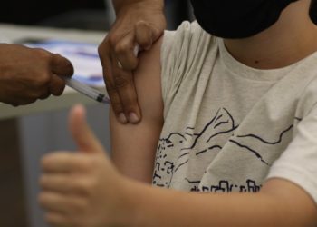 Covid-19: Rio aplica segunda dose de reforço em idosos com 70 anos