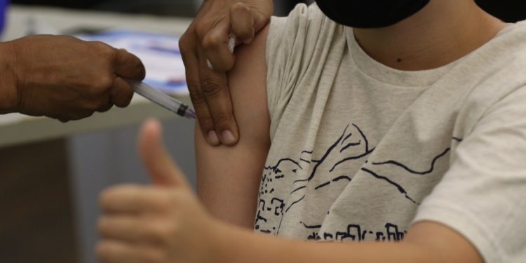 Covid-19: Rio aplica segunda dose de reforço em idosos com 70 anos