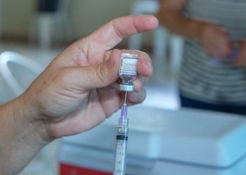 QUEM PODE SE VACINAR HOJE? CONFIRA OS GRUPOS ELEGÍVEIS PARA COVID-19, INFLUENZA E SARAMPO