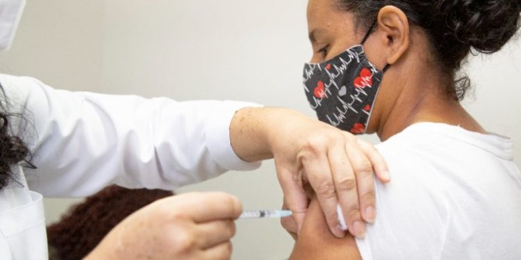 VACINAÇÃO CONTRA A COVID-19 E INFLUENZA ACONTECE EM MAIS DE 40 LOCAIS DURANTE TODO O DIA
