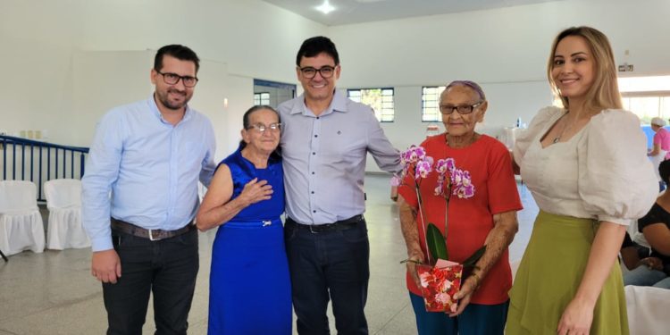 Comemoração do dia das mães com os integrantes do Serviço de Convivência e Fortalecimento de Vínculos (grupo Conviver).