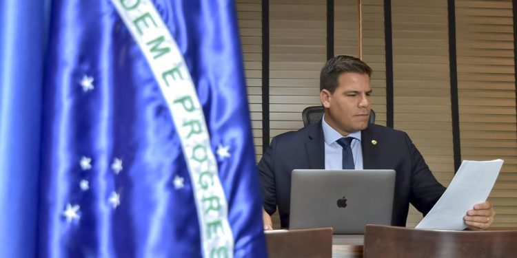 Capitão Contar apresenta um Projeto de Lei  para que beneficiados com gratuidade possam reservar e emitir passagens também pela internet