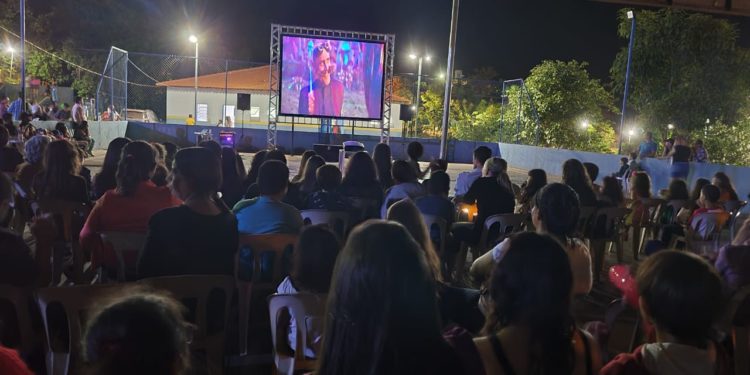 A segunda edição do Cine Camapuã reuniu centenas de pessoas na praça Ismael Gonçalves de Medeiros