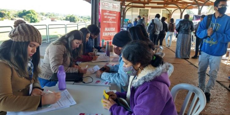 MAIS DE 500 TRABALHADORES SÃO APROVADOS EM ENTREVISTA DURANTE ESTAÇÃO MAIS EMPREGO