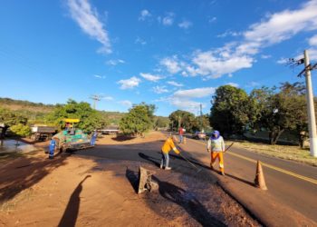 As obras de pavimentação asfáltica continuam sendo realizadas em vários pontos de Camapuã e assim a Administração Municipal avança
