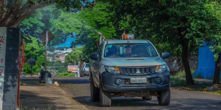 BAIRRO UNIVERSITÁRIO RECEBE SERVIÇO DO FUMACÊ DURANTE A MADRUGADA