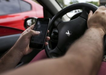 Maio Amarelo: associação alerta para riscos do celular ao volante