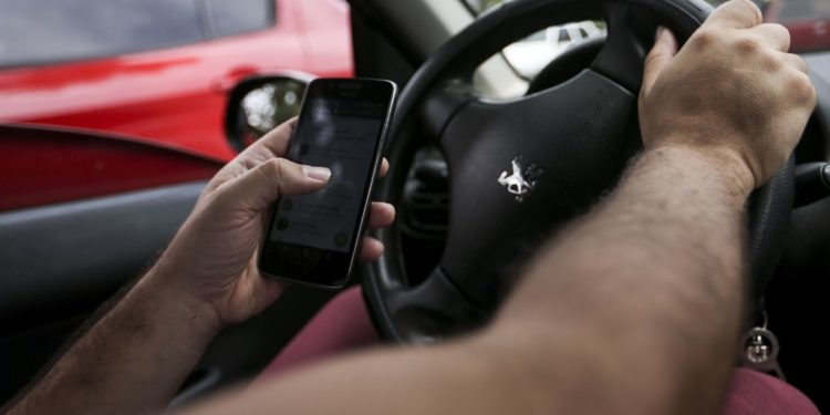 Maio Amarelo: associação alerta para riscos do celular ao volante