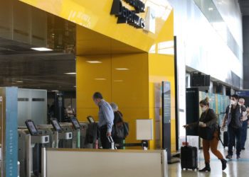 Anvisa autoriza serviço de bordo e mantém uso de máscaras em voos