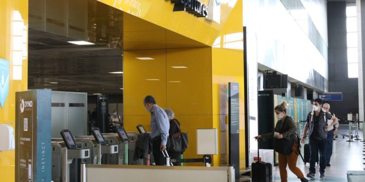 Anvisa autoriza serviço de bordo e mantém uso de máscaras em voos