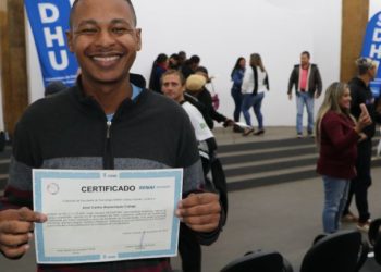 PREFEITURA ENTREGA CERTIFICADOS DE CAPACITAÇÃO PROFISSIONAL PARA 84 ALUNOS