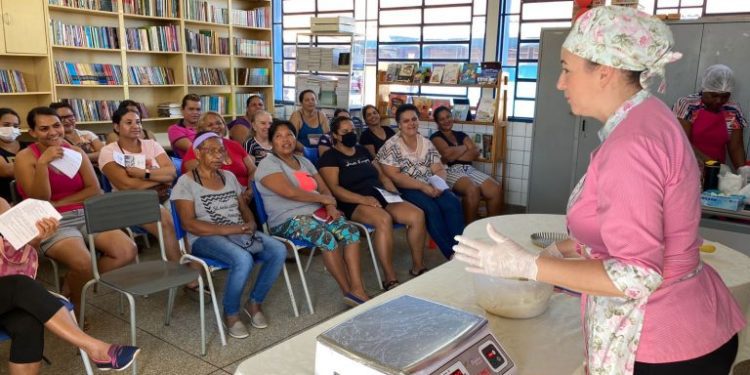 OFICINA DE EMPADAS INCENTIVA EMPREENDEDORISMO DE MULHERES NO IMBIRUSSU