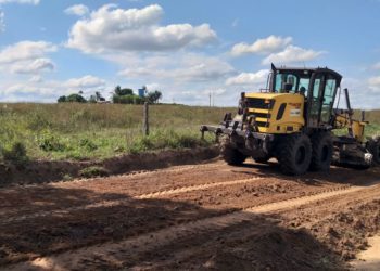 A região dos Bentos também está recebendo os serviços de recuperação e manutenção nas estradas rurais.