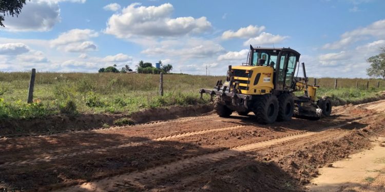 A região dos Bentos também está recebendo os serviços de recuperação e manutenção nas estradas rurais.