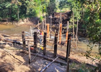 A Prefeitura trabalha na reforma da ponte sobre o córrego Mata-Mata.