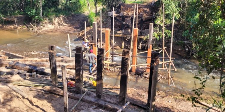 A Prefeitura trabalha na reforma da ponte sobre o córrego Mata-Mata.