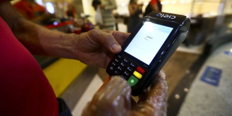 Percentuais de endividados e inadimplentes são os maiores em 12 anos