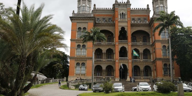 Fiocruz identifica subvariantes mais transmissíveis da Ômicron