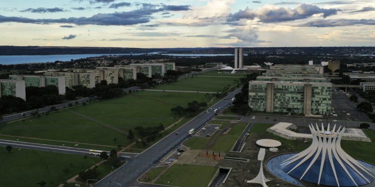 Governo define a próxima sexta-feira como ponto facultativo