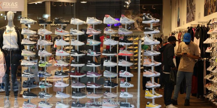 Confiança do comércio tem maior nível desde março de 2020, diz CNC