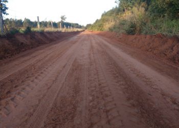 O trabalho na área rural de Camapuã não para e a Prefeitura dá sequência na manutenção de estradas em mais duas regiões, a da Cachoeira e do Capim Branco.