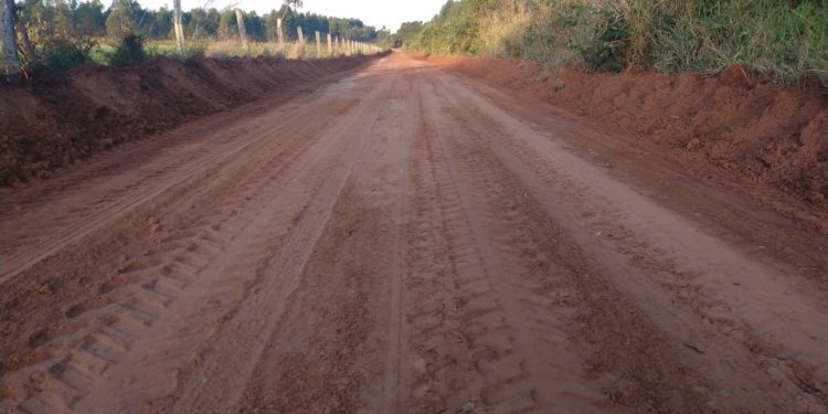 O trabalho na área rural de Camapuã não para e a Prefeitura dá sequência na manutenção de estradas em mais duas regiões, a da Cachoeira e do Capim Branco.