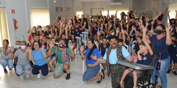 Alunos de Escolas e CEIs de Costa Rica assistem espetáculo sobre meio ambiente e desenvolvimento sustentável