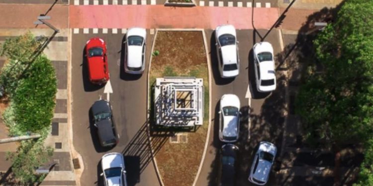 COM TRIO ELÉTRICO E QUADRILHAS, PARADA JUNINA AGITA CENTRO DA CIDADE