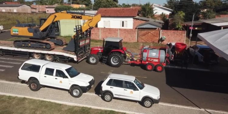 Prefeito Dalmy Crisóstomo faz entregas de maquinários, implementos agrícolas e veículos do pacote do Programa de investimentos “Acelera Alcinópolis”
