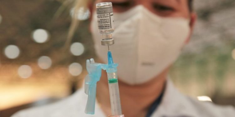 ATUALIZE SUA CADERNETA. VACINA DA GRIPE E COVID-19 ESTÃO DISPONÍVEIS O DIA TODO