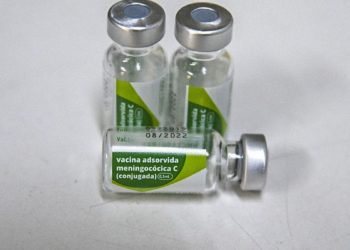 Moradores de Pari, em São Paulo, são vacinados contra meningite