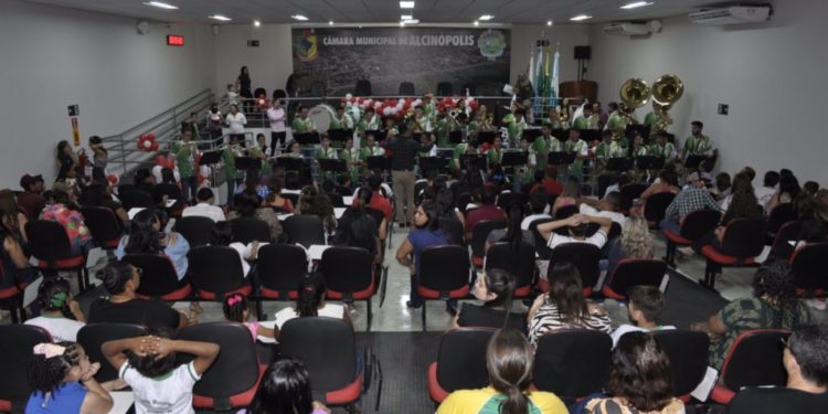 Alunos da Rede municipal de ensino recebem premiação do Projeto “Aluno nota 10”